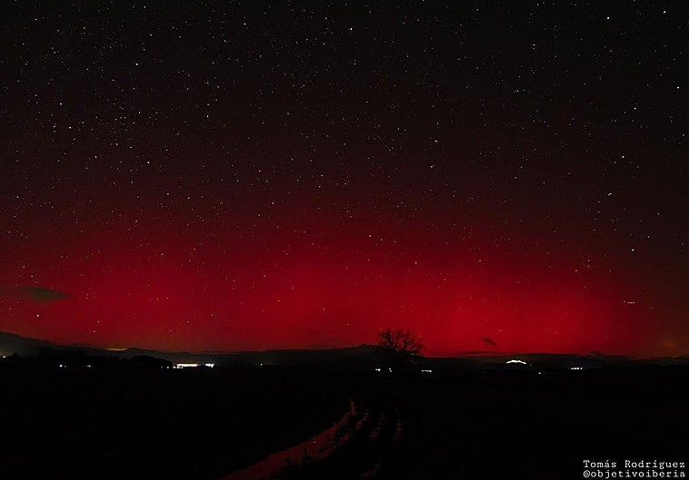 Una espectacular aurora boreal tiñe de rojo el cielo de Extremadura